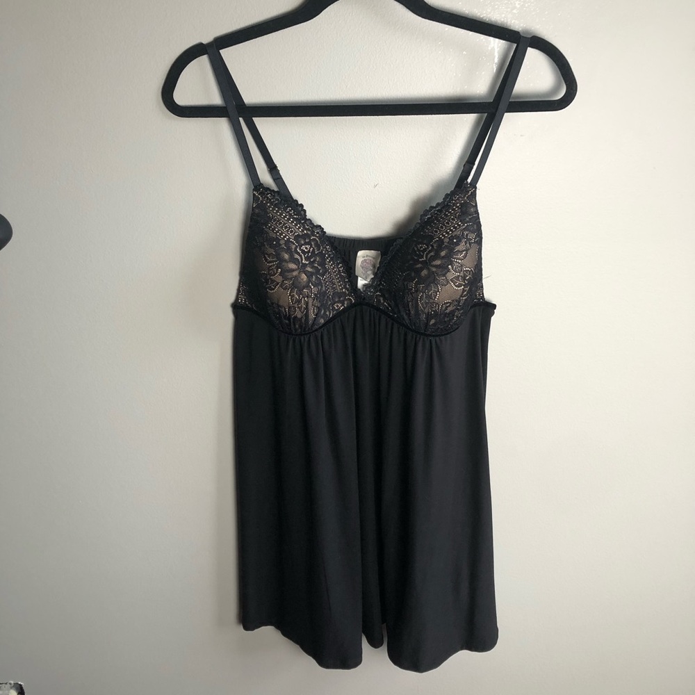 Elegant nightwear with lace cups by In Bloom